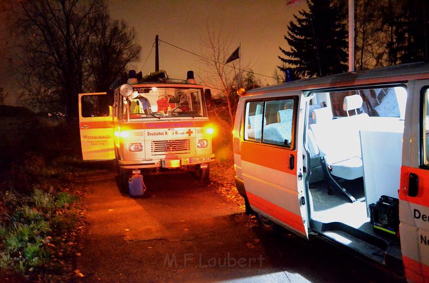 Einsatz BF Koeln PKW im Rhein Mondorf Hersel P006.JPG